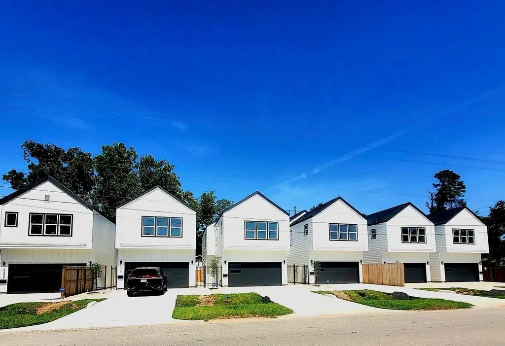 Completed six-home Julianah Estates streetscape from the Lavender Street buildout